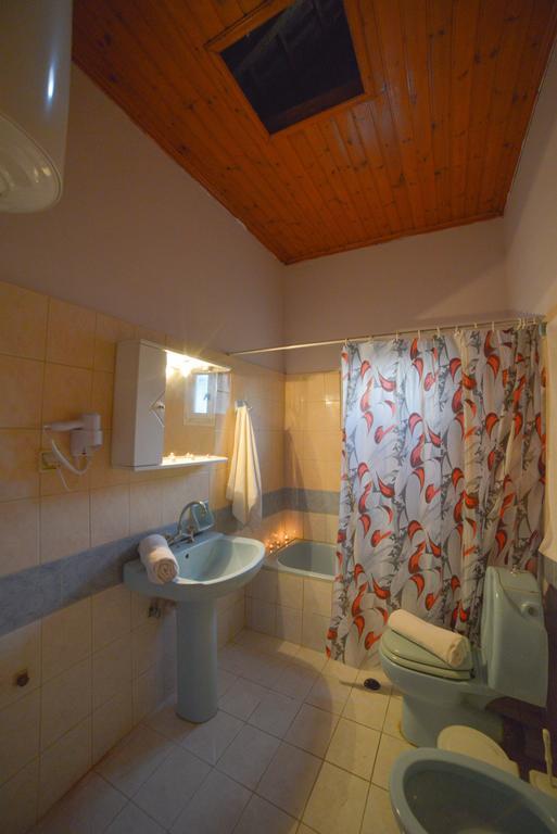 Giannis And Fridas Garden Apartment Sidárion Room photo