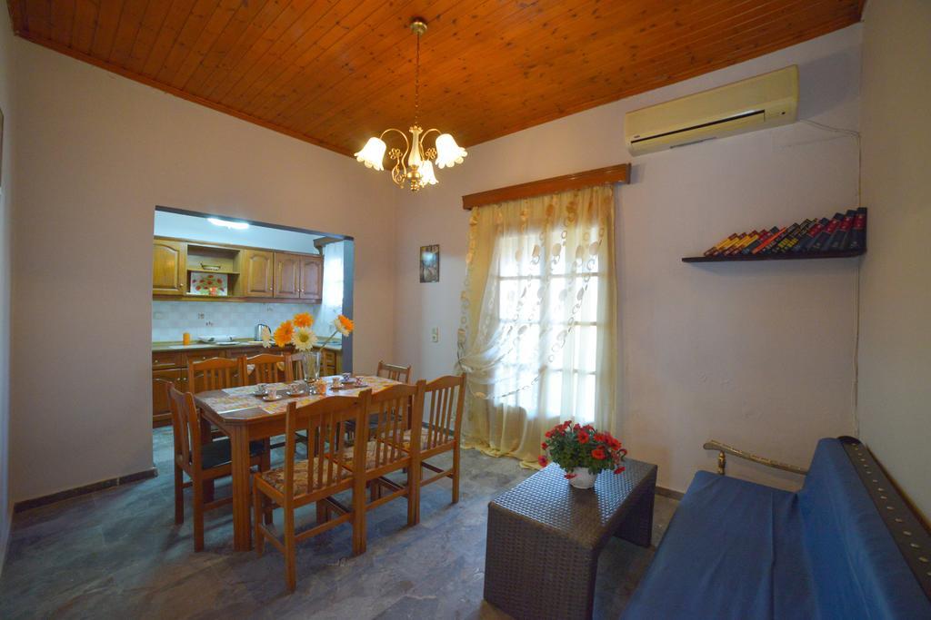 Giannis And Fridas Garden Apartment Sidárion Room photo