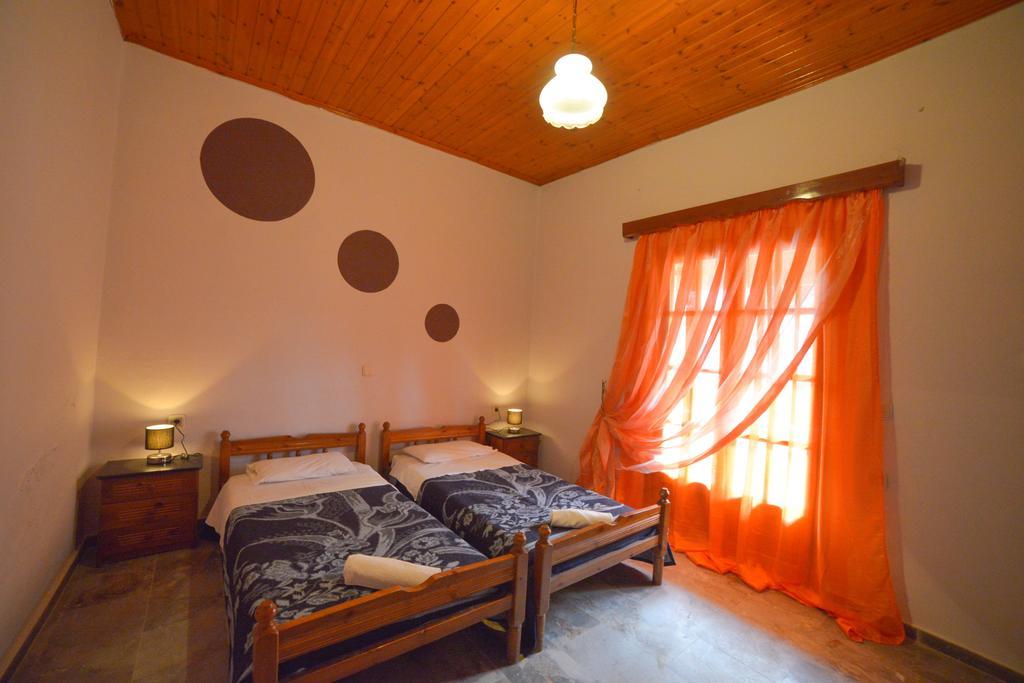 Giannis And Fridas Garden Apartment Sidárion Room photo