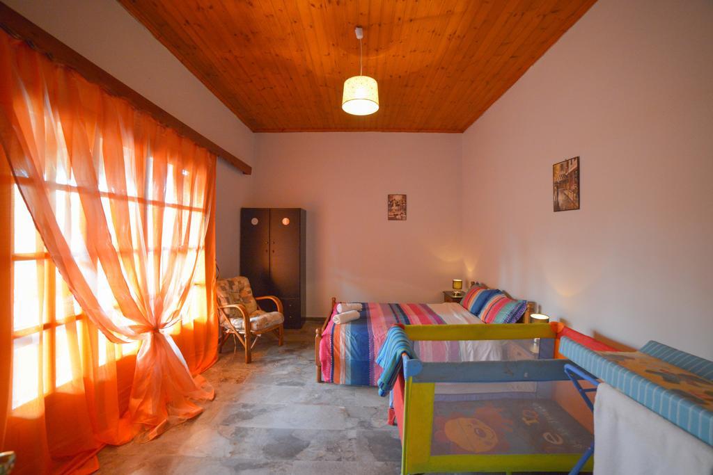Giannis And Fridas Garden Apartment Sidárion Room photo