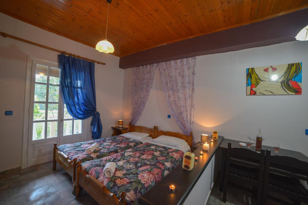 Giannis And Fridas Garden Apartment Sidárion Room photo