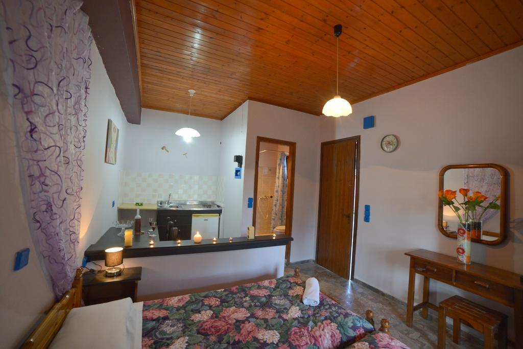 Giannis And Fridas Garden Apartment Sidárion Room photo