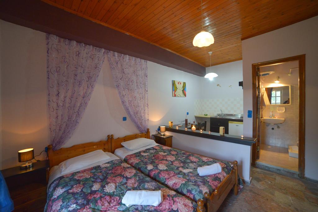 Giannis And Fridas Garden Apartment Sidárion Room photo