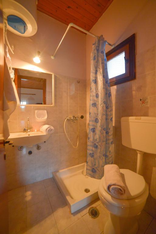 Giannis And Fridas Garden Apartment Sidárion Room photo
