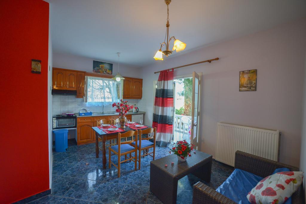 Giannis And Fridas Garden Apartment Sidárion Room photo